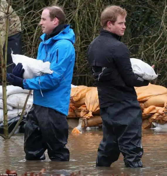 I PRINCIPI HARRY E WILLIAM AIUTANO DURANTE L ALLUVIONE IN INGHILTERRA 