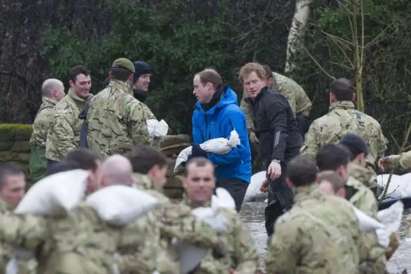 I PRINCIPI HARRY E WILLIAM AIUTANO DURANTE L ALLUVIONE IN INGHILTERRA 