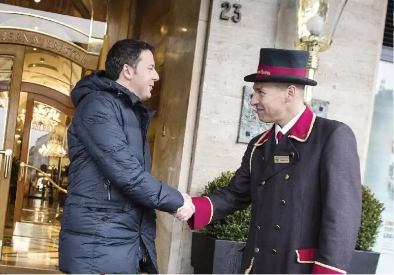 RENZI FUORI DALLHOTEL ROMANO IN CUI HA SOGGIORNATO 