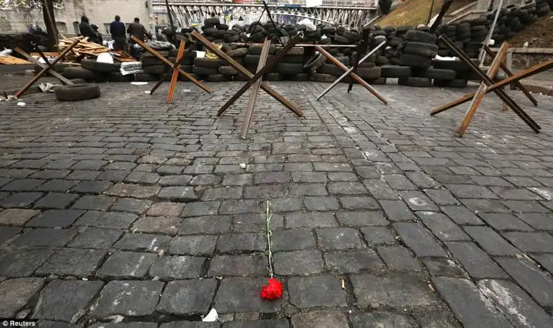 Una rosa rossa fra le barricate 