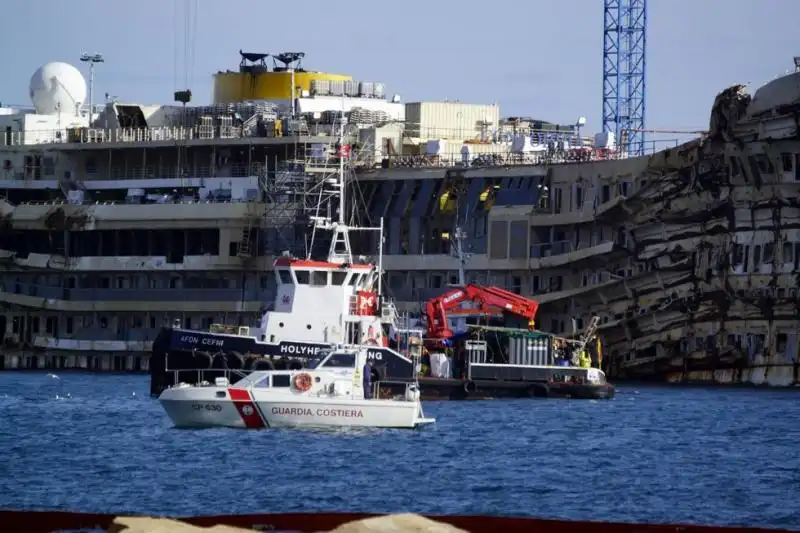 SCHETTINO TORNA SULLA COSTA CONCORDIA FOTO LAPRESSE 