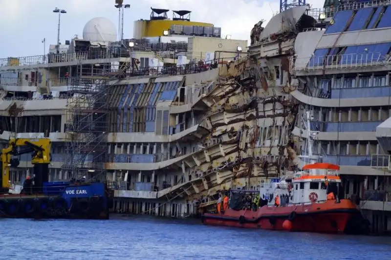 SCHETTINO TORNA SULLA COSTA CONCORDIA FOTO LAPRESSE 