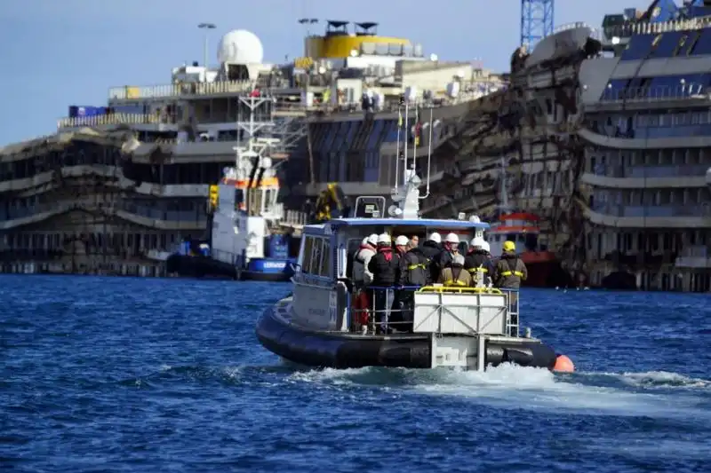 SCHETTINO TORNA SULLA COSTA CONCORDIA FOTO LAPRESSE 