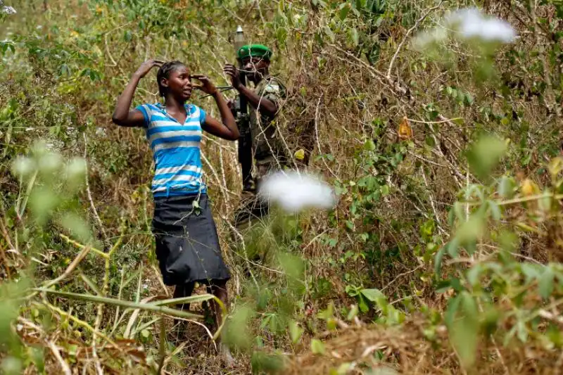 le truppe ruandesi fermano una donna vicino Bangui 