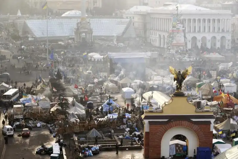 UCRAINA LA GENTE IN PIAZZA DOPO GLI SCONTRI 