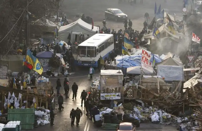 UCRAINA LA GENTE IN PIAZZA DOPO GLI SCONTRI 