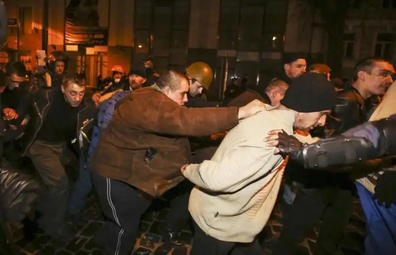 UCRAINA LA GENTE IN PIAZZA DOPO GLI SCONTRI 