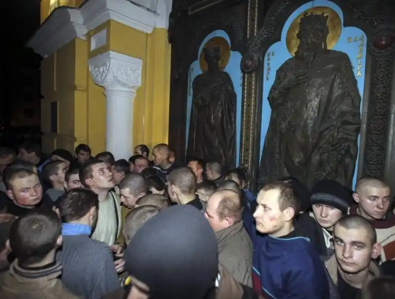 UCRAINA LA GENTE IN PIAZZA DOPO GLI SCONTRI 