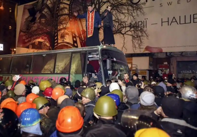 UCRAINA LA GENTE IN PIAZZA DOPO GLI SCONTRI 