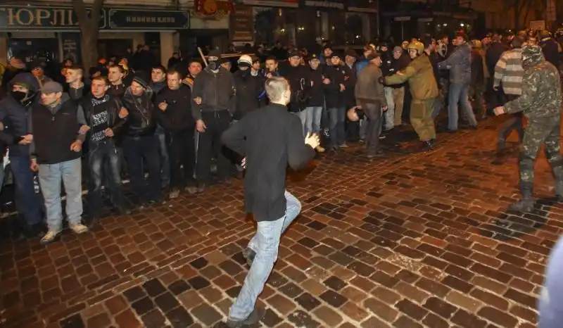 UCRAINA LA GENTE IN PIAZZA DOPO GLI SCONTRI 