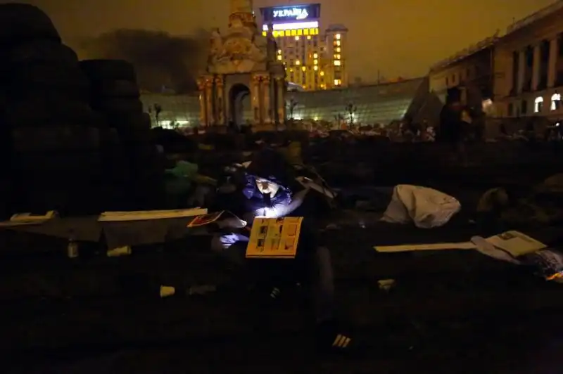 UCRAINA LA GENTE IN PIAZZA DOPO GLI SCONTRI 