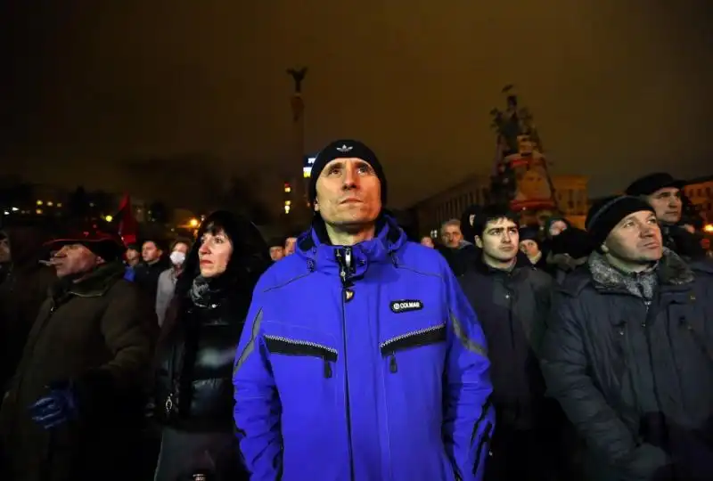 UCRAINA LA GENTE IN PIAZZA DOPO GLI SCONTRI 