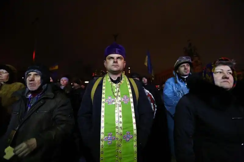 UCRAINA LA GENTE IN PIAZZA DOPO GLI SCONTRI 