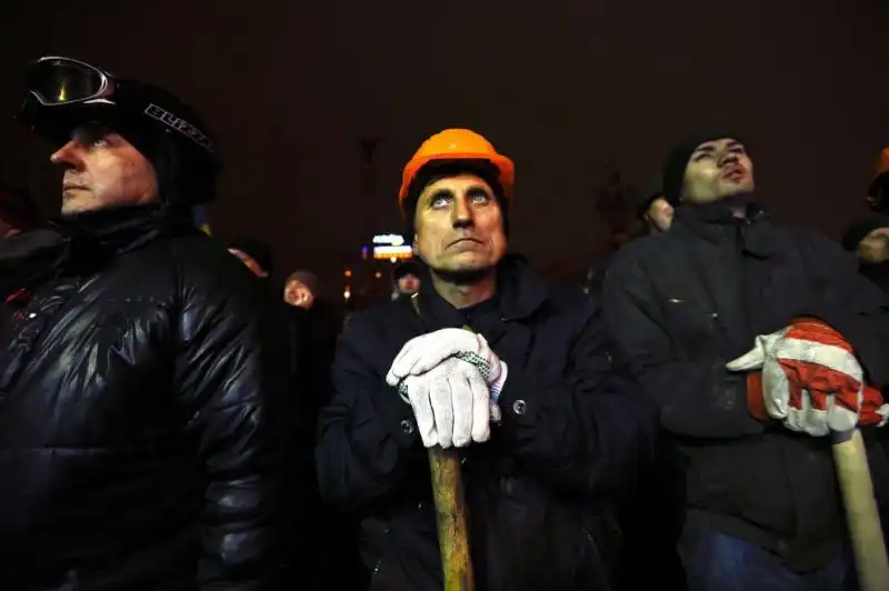 UCRAINA LA GENTE IN PIAZZA DOPO GLI SCONTRI 