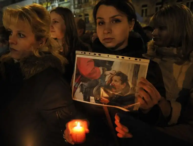 UCRAINA LA GENTE IN PIAZZA DOPO GLI SCONTRI 