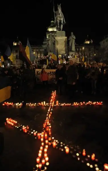 UCRAINA LA GENTE IN PIAZZA DOPO GLI SCONTRI 