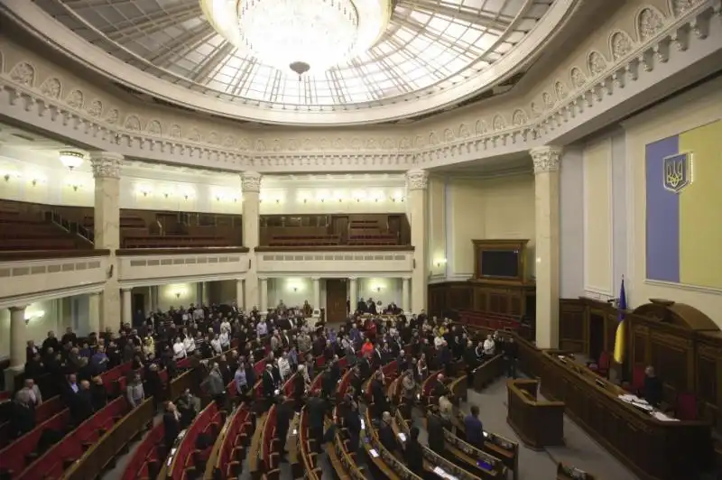 UCRAINA LA GENTE IN PIAZZA DOPO GLI SCONTRI 