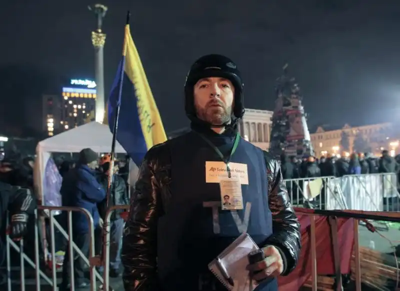 UCRAINA LA GENTE IN PIAZZA DOPO GLI SCONTRI 