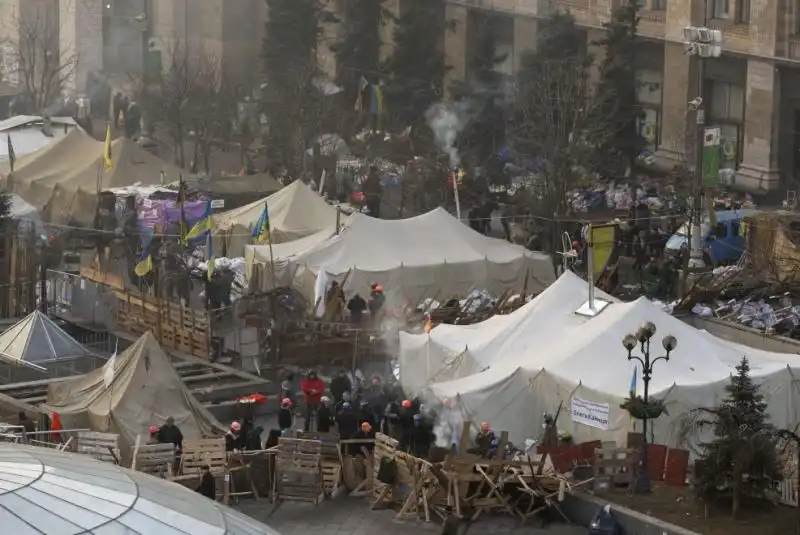 UCRAINA LA GENTE IN PIAZZA DOPO GLI SCONTRI 