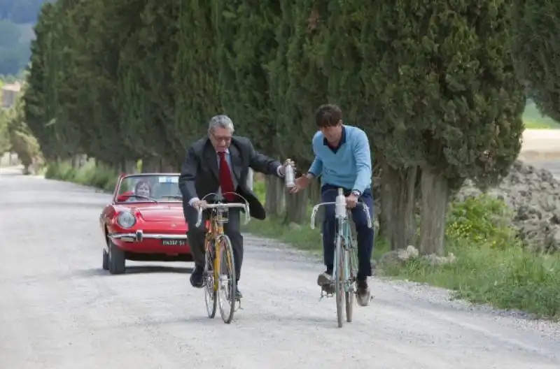 andrea bartali e faustino coppi rifanno la scena dei padri