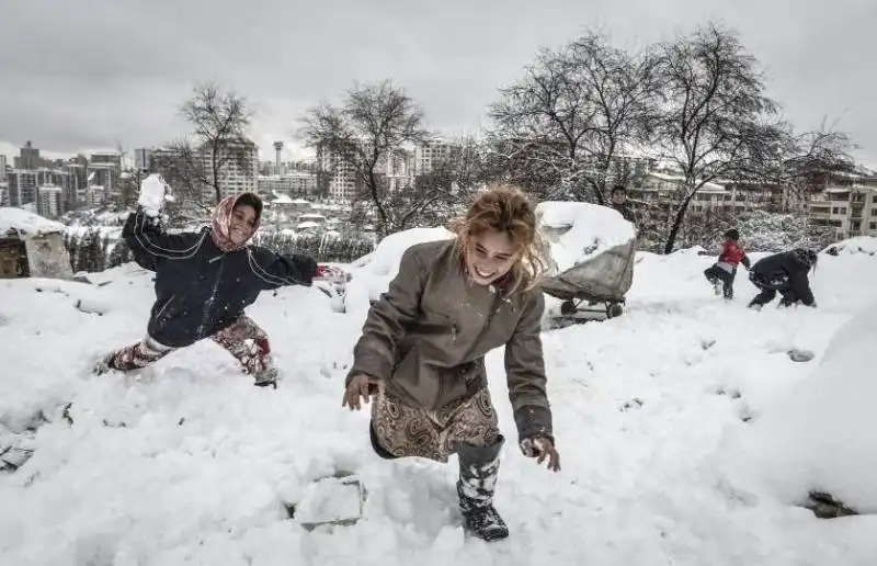 bambini siriani giocano con la neve