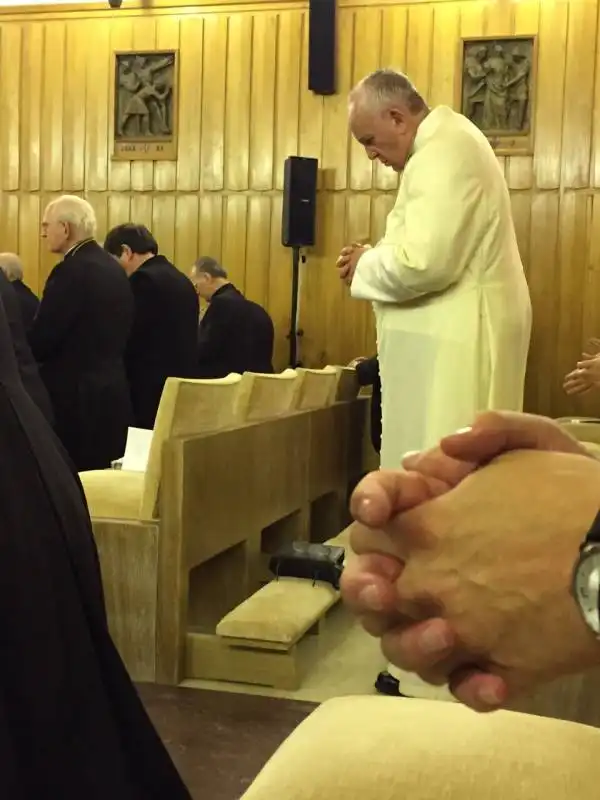 BERGOGLIO IN PREGHIERA AD ARICCIA     