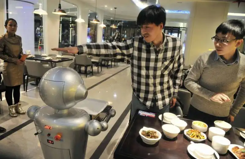 CINA - ROBOT CAMERIERE 