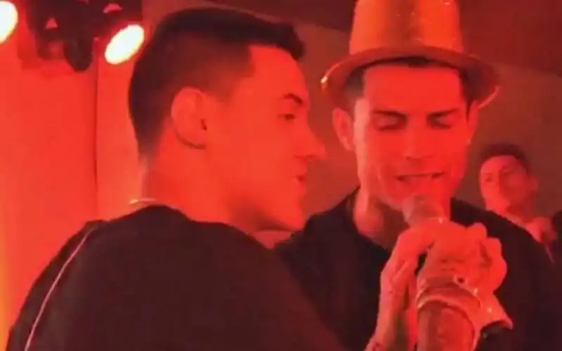 CRISTIANO RONALDO CANTA AL KARAOKE 3