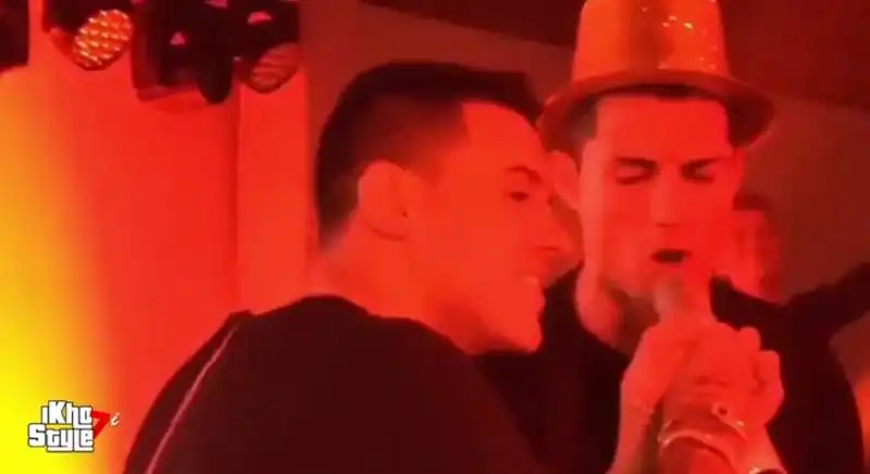 CRISTIANO RONALDO CANTA AL KARAOKE 