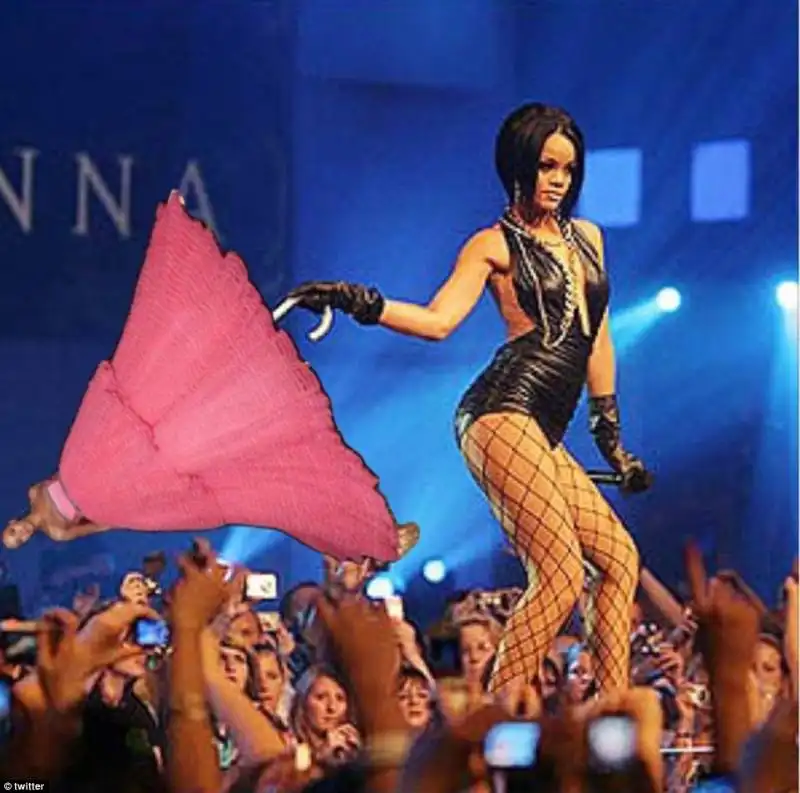 grammy 2015  l abito di rihanna e 1000 meme 19