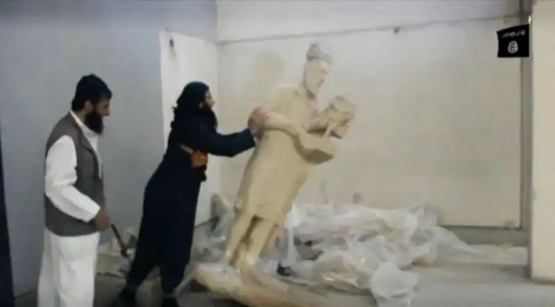 isis abbatte le statue di mosul