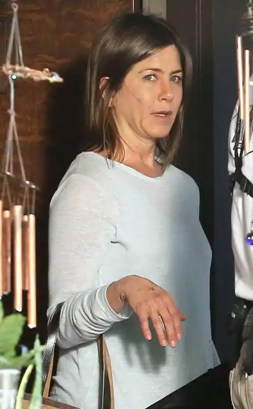 jennifer aniston senza trucco e con cicatrice sul set di cake