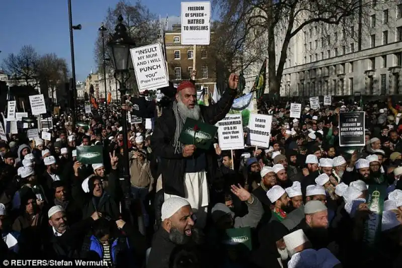 londra   manifestazione di musulmani contro la liberta' di espressione  12