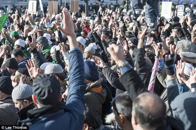 londra   manifestazione di musulmani contro la liberta' di espressione  13