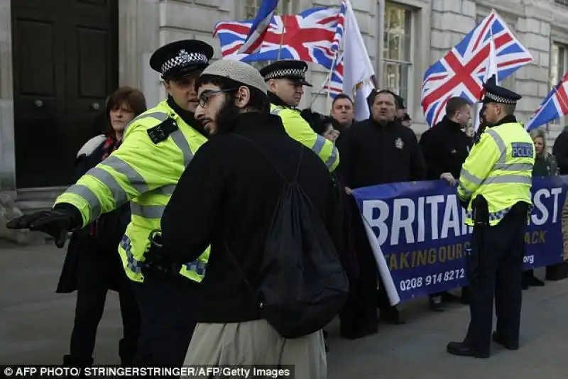 londra   manifestazione di musulmani contro la liberta' di espressione  15