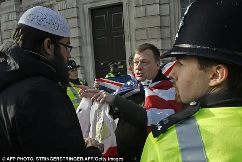 londra   manifestazione di musulmani contro la liberta' di espressione  16