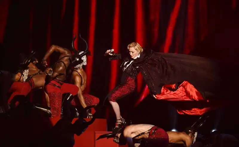 madonna cade dal palco  13