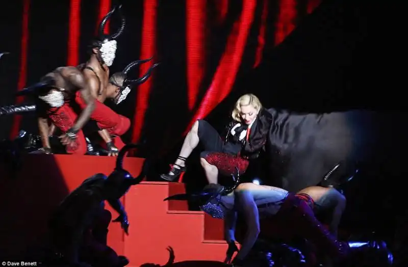 madonna cade dal palco  7