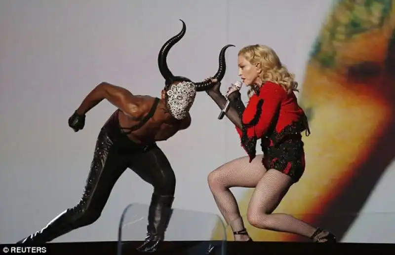 madonna presenta la nuova canzone ai grammy