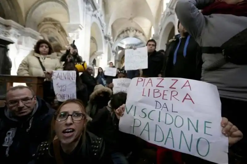 #maiconsalvini, attivisti bloccati in piazza di Spagna e trascinati fuori dalla basilica