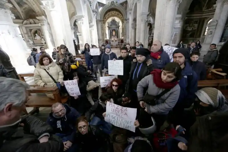 #maiconsalvini, attivisti bloccati in piazza di Spagna e trascinati fuori dalla basilica