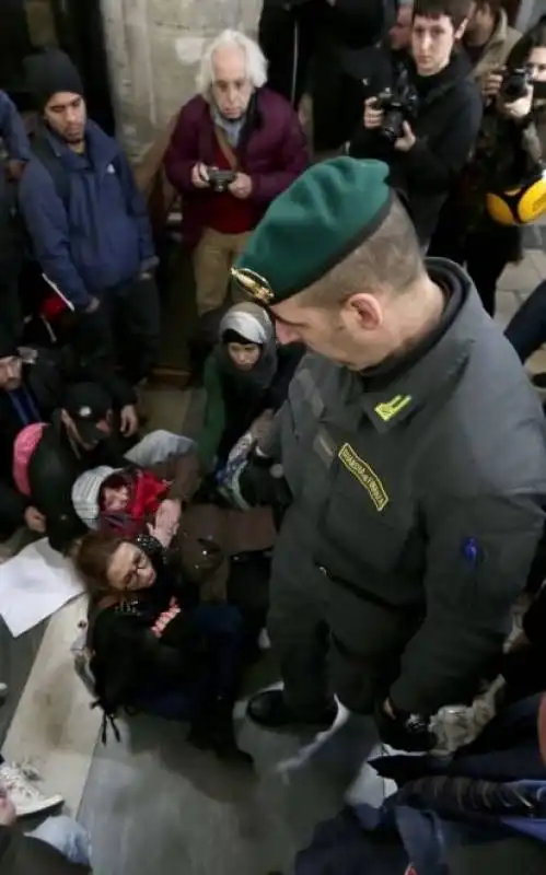 #maiconsalvini, attivisti bloccati in piazza di Spagna e trascinati fuori dalla basilica