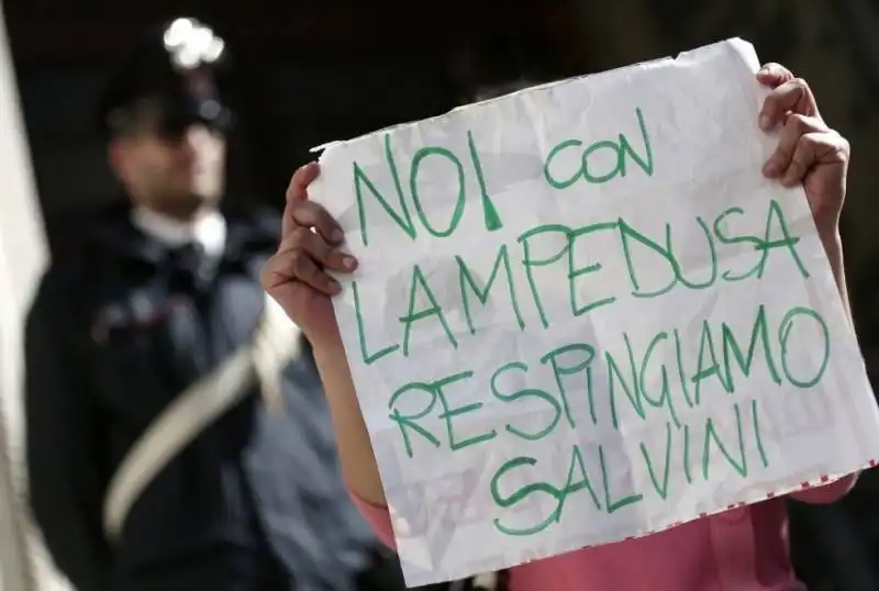 #maiconsalvini, attivisti bloccati in piazza di Spagna e trascinati fuori dalla basilica