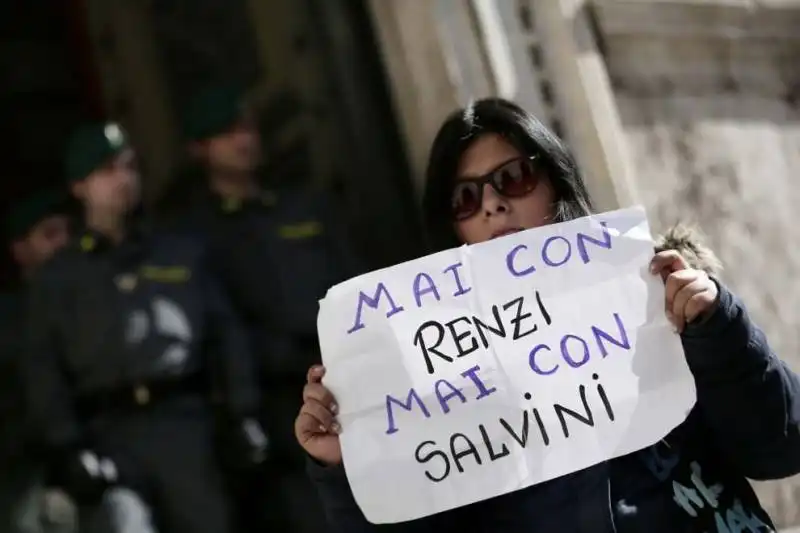 #maiconsalvini, attivisti bloccati in piazza di Spagna e trascinati fuori dalla basilica