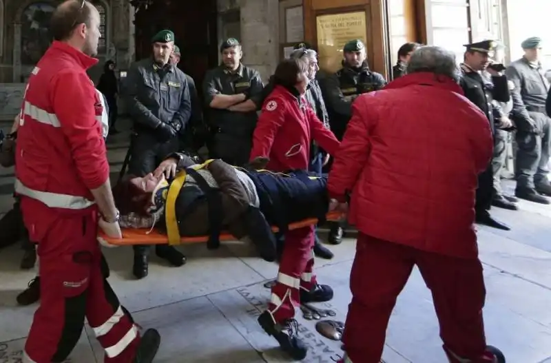 #maiconsalvini, attivisti bloccati in piazza di Spagna e trascinati fuori dalla basilica