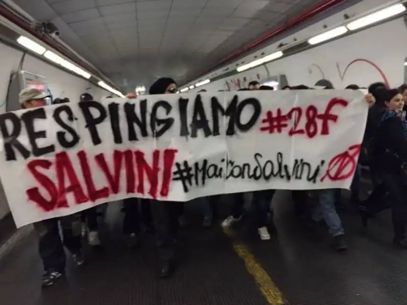 #maiconsalvini, attivisti bloccati in piazza di Spagna e trascinati fuori dalla basilica