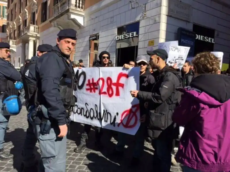 #maiconsalvini, attivisti bloccati in piazza di Spagna e trascinati fuori dalla basilica