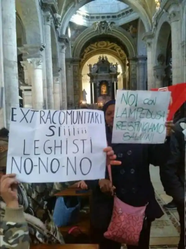 #maiconsalvini, attivisti bloccati in piazza di Spagna e trascinati fuori dalla basilica