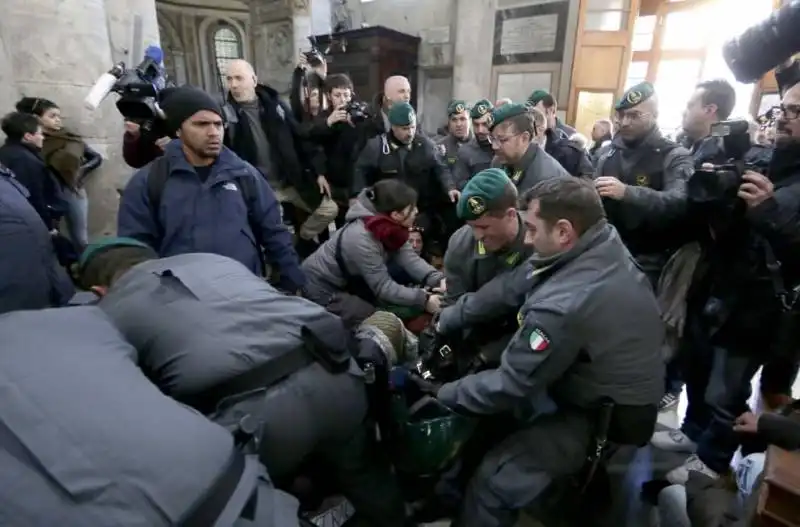 #maiconsalvini, attivisti bloccati in piazza di Spagna e trascinati fuori dalla basilica