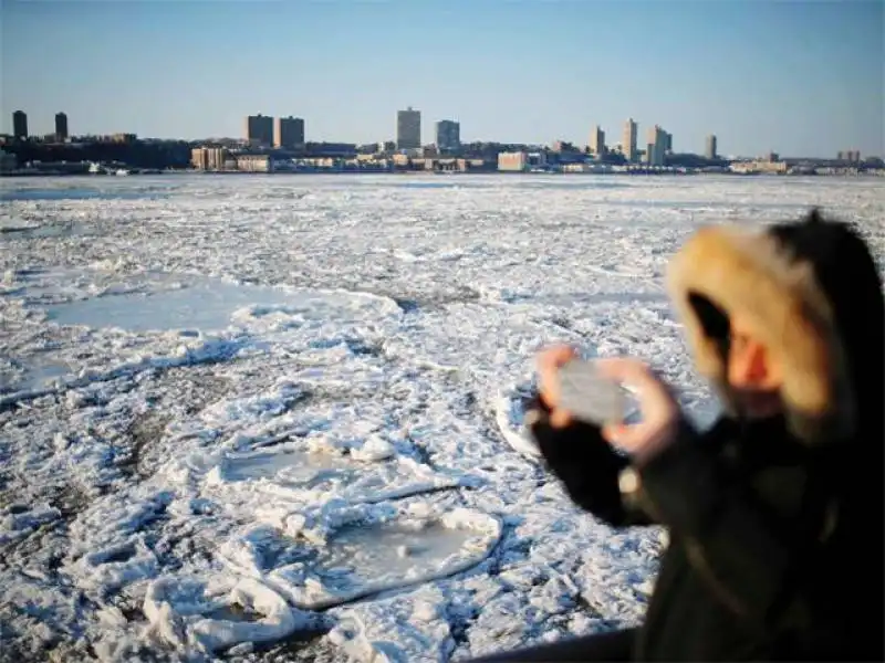 new  york il fiume hudson  ghiacciato 